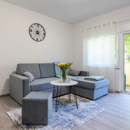 Lusi Appartement Otočac Buitenkant foto