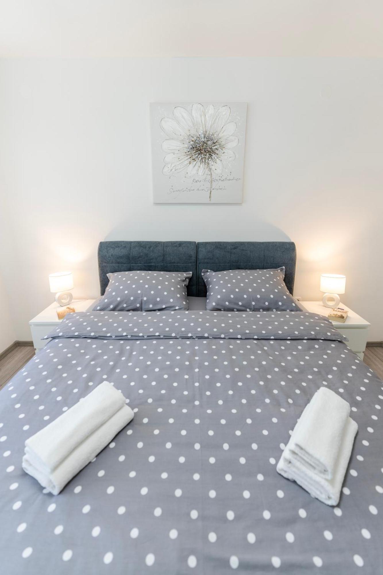 Lusi Appartement Otočac Buitenkant foto