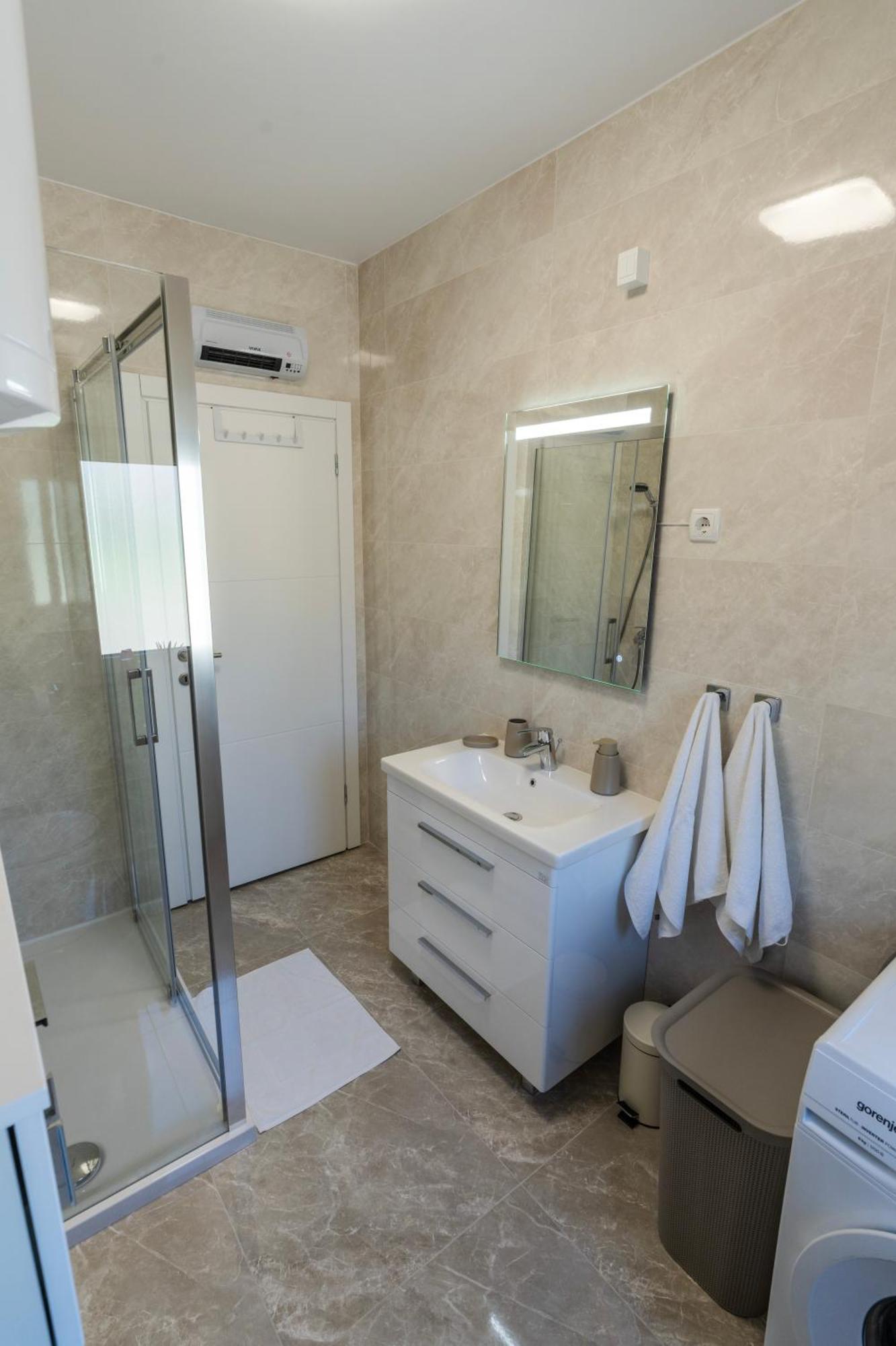 Lusi Appartement Otočac Buitenkant foto