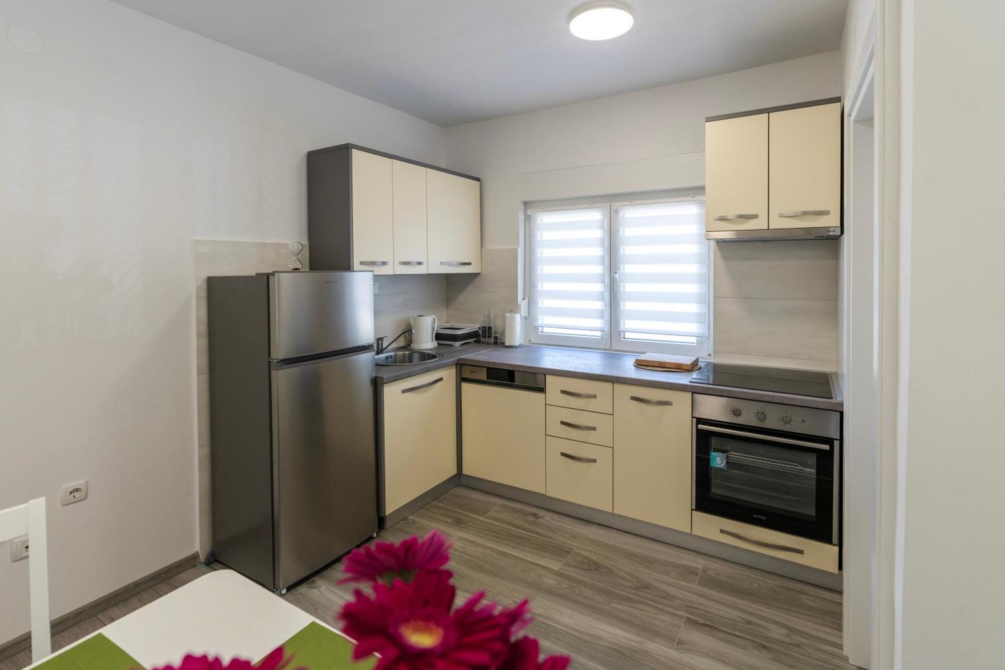 Lusi Appartement Otočac Buitenkant foto