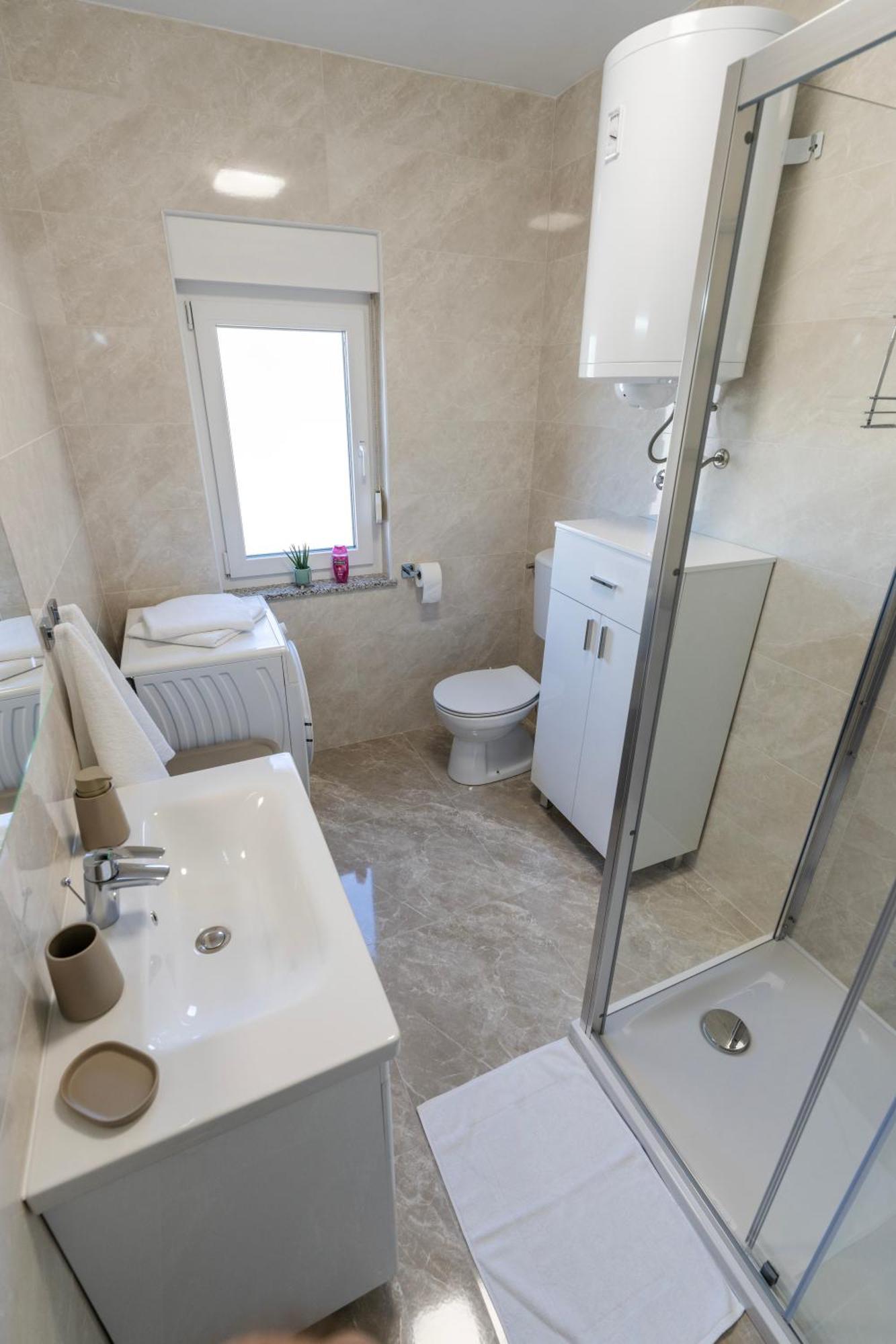Lusi Appartement Otočac Buitenkant foto
