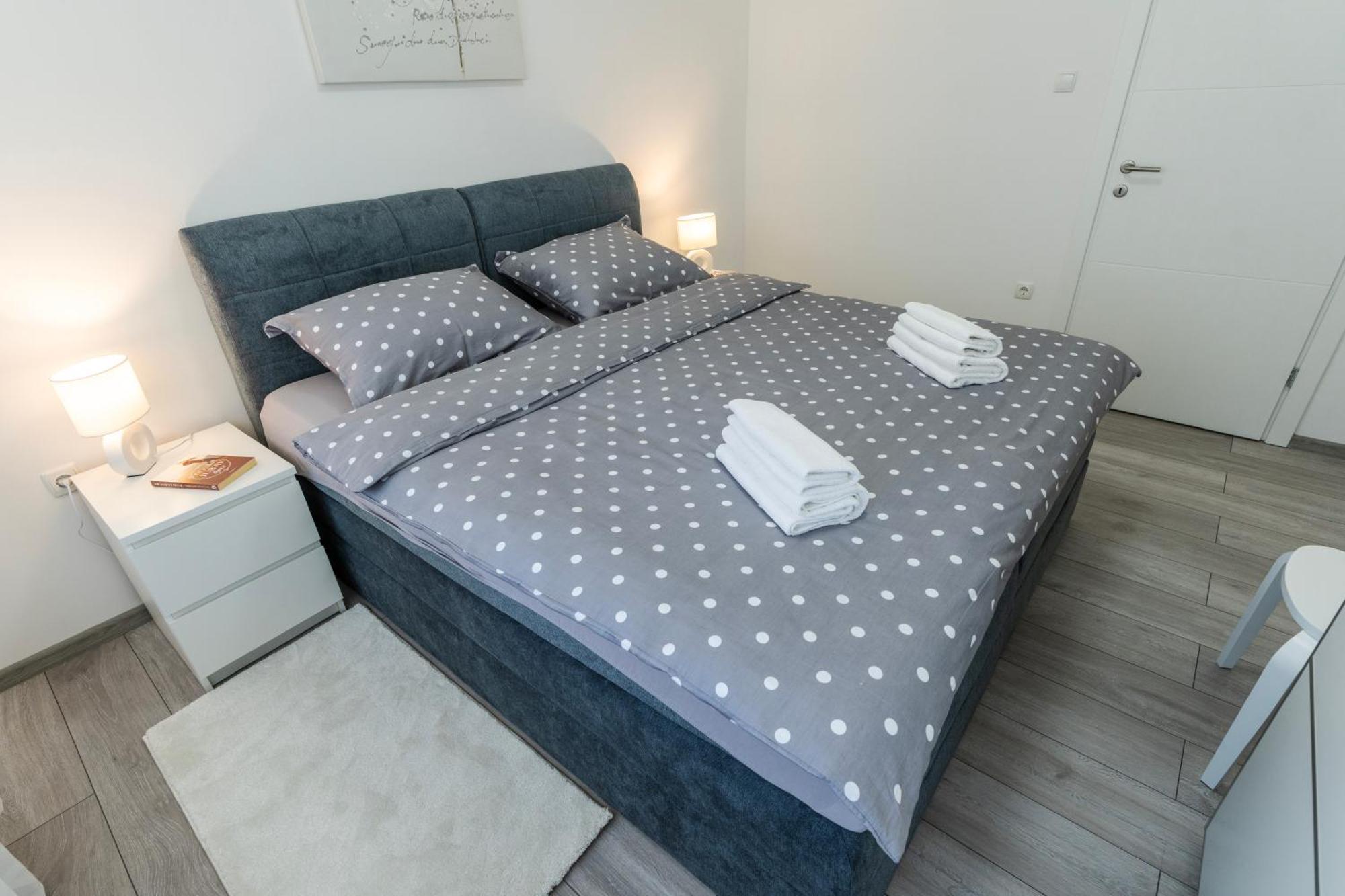 Lusi Appartement Otočac Buitenkant foto