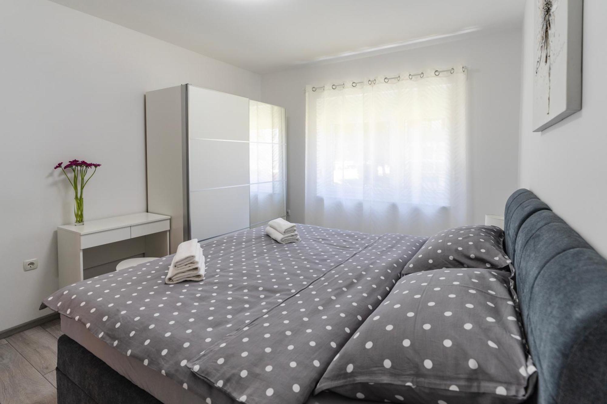 Lusi Appartement Otočac Buitenkant foto