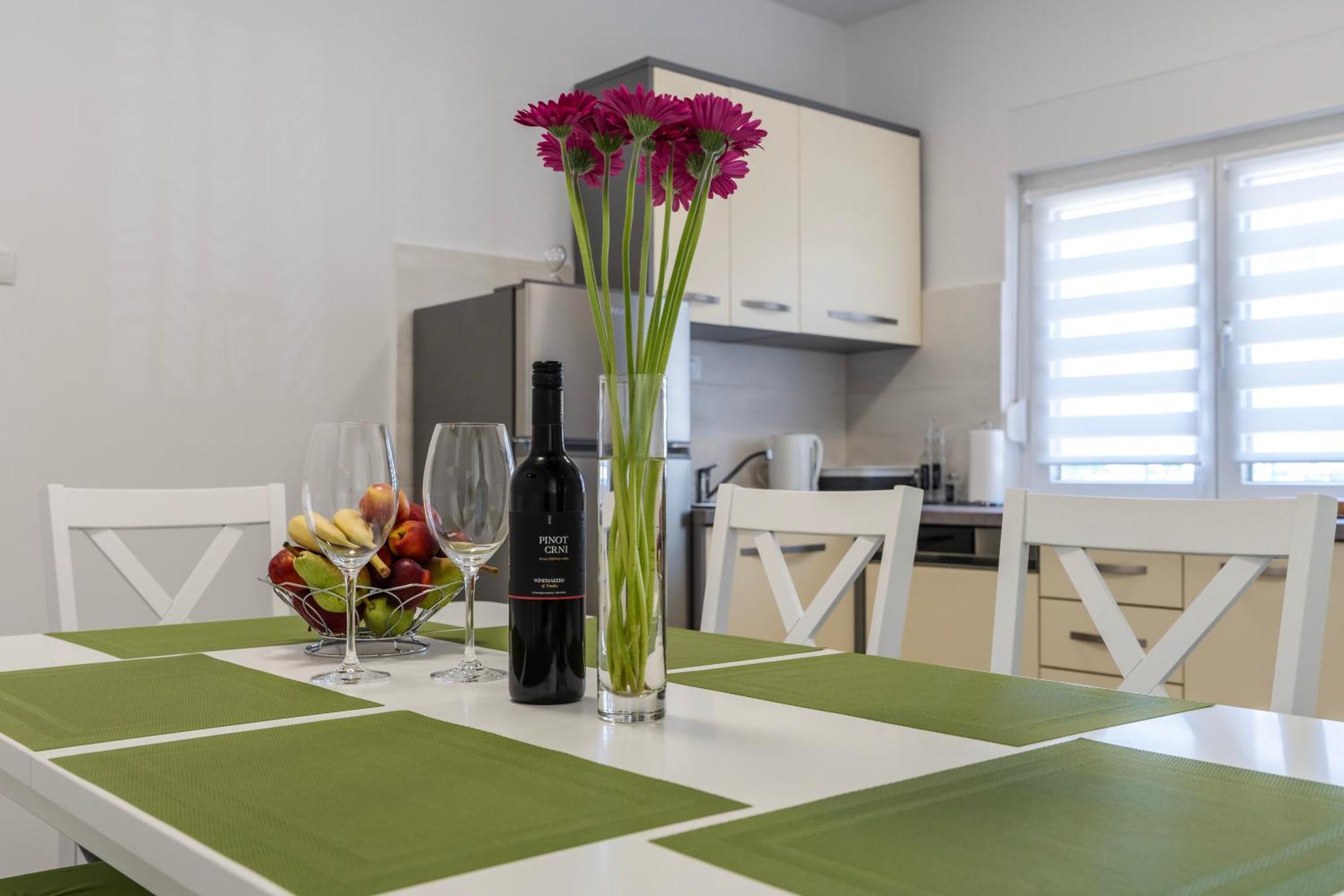 Lusi Appartement Otočac Buitenkant foto