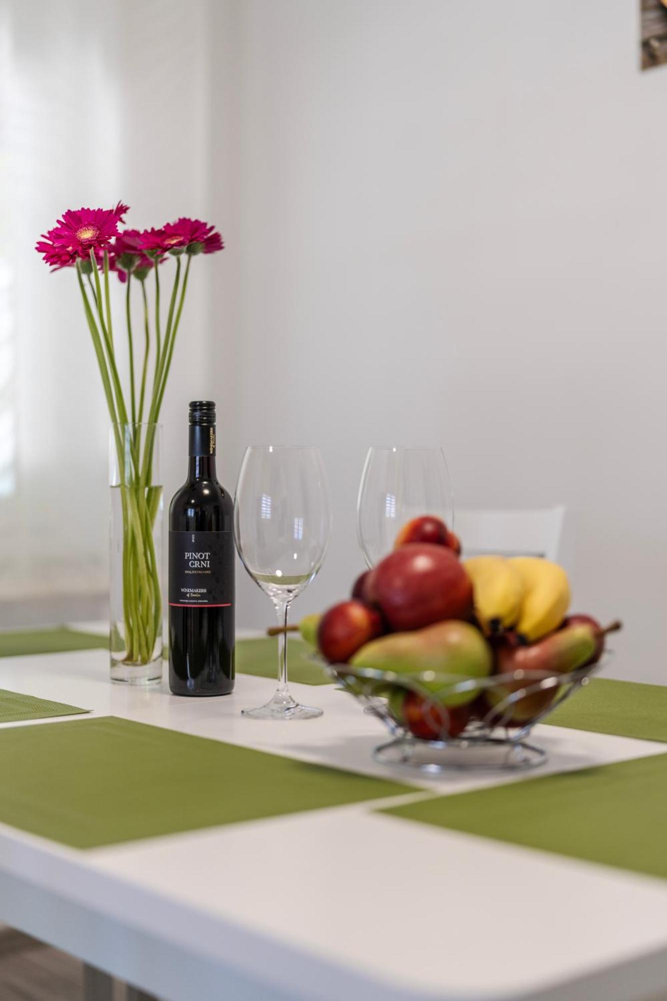 Lusi Appartement Otočac Buitenkant foto