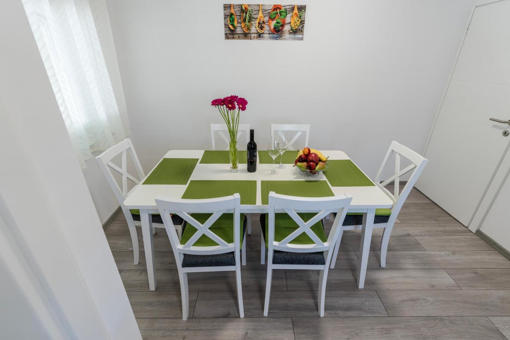 Lusi Appartement Otočac Buitenkant foto