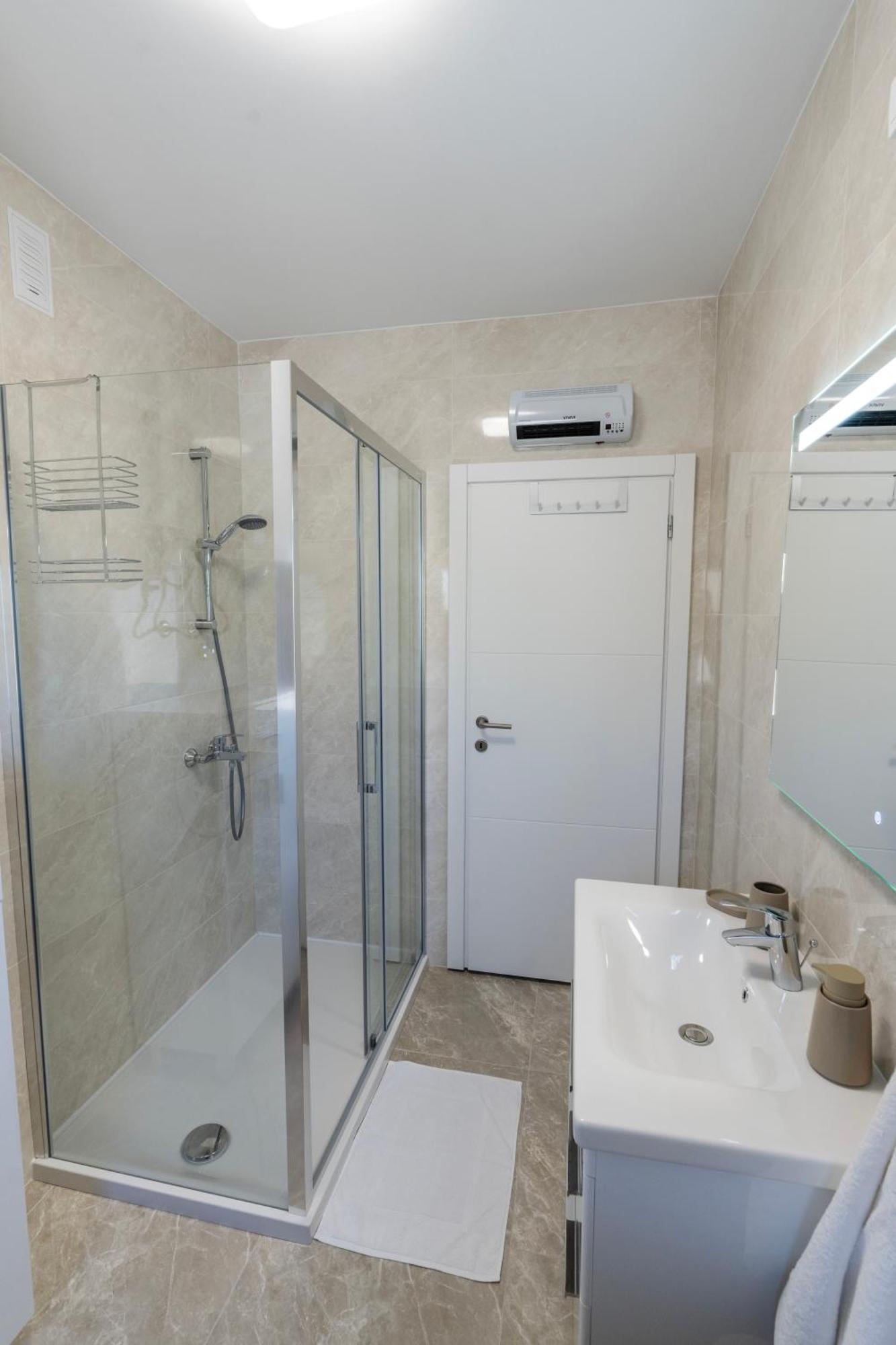 Lusi Appartement Otočac Buitenkant foto