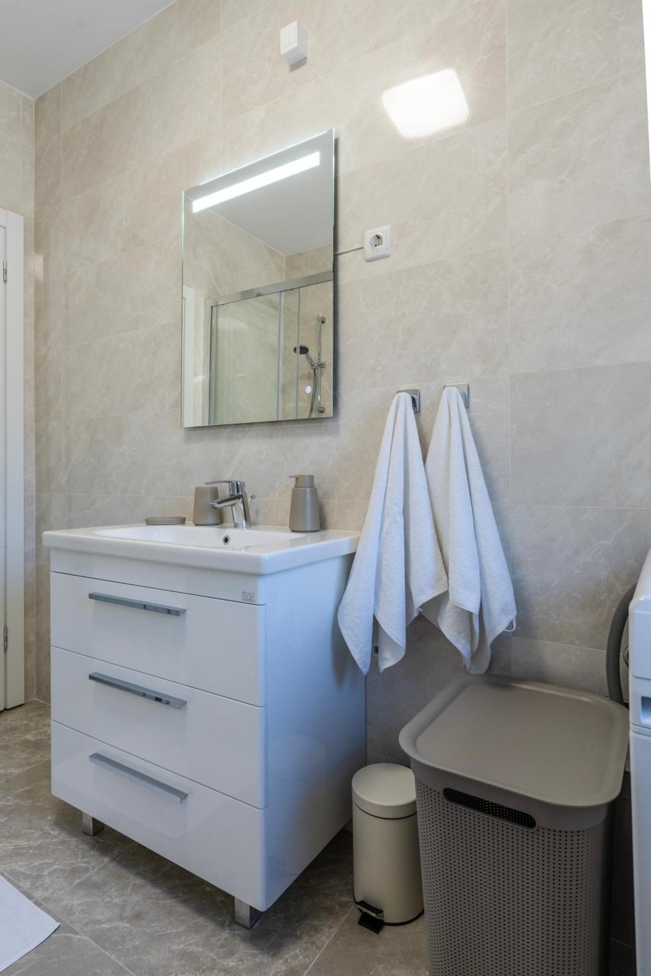 Lusi Appartement Otočac Buitenkant foto