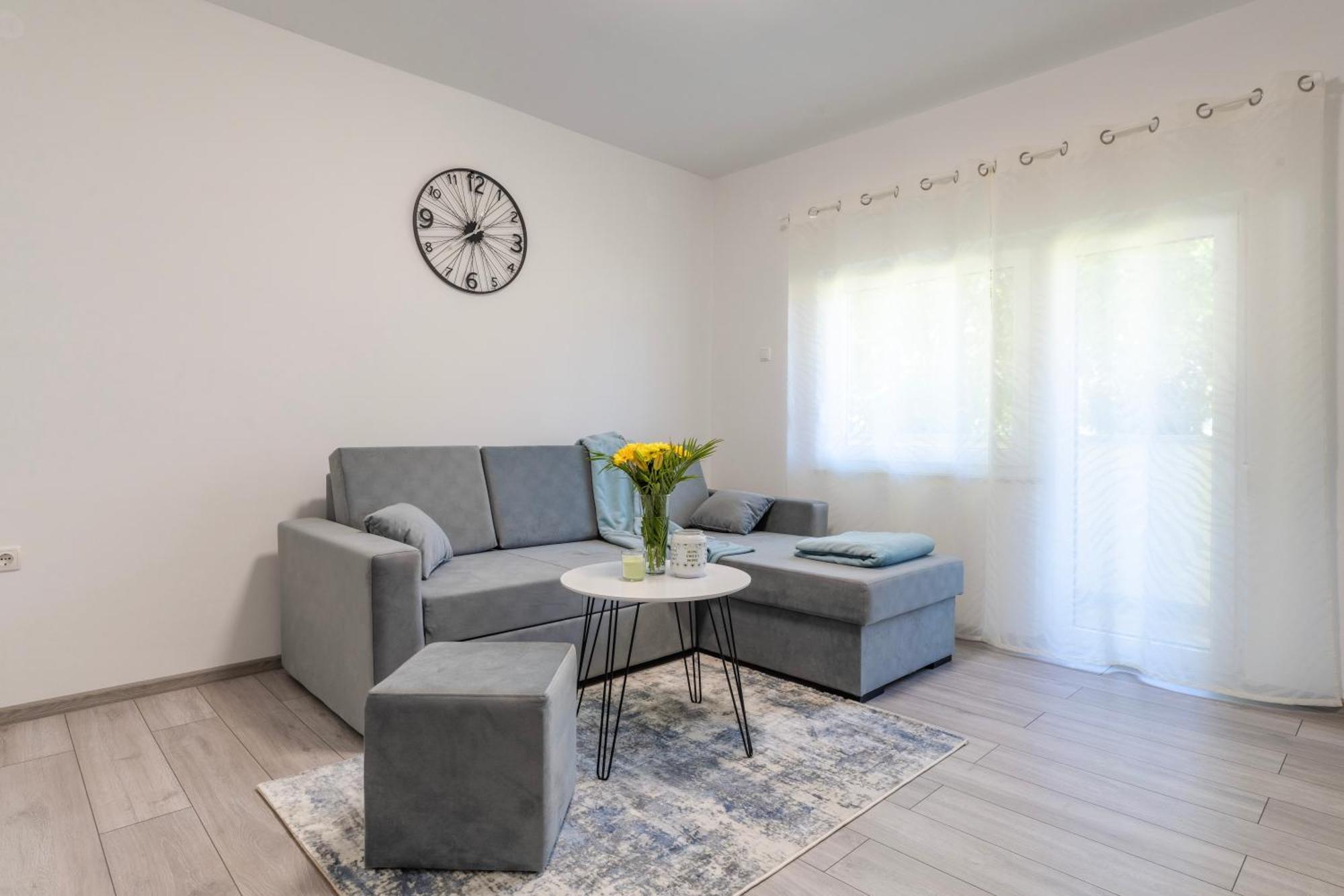 Lusi Appartement Otočac Buitenkant foto